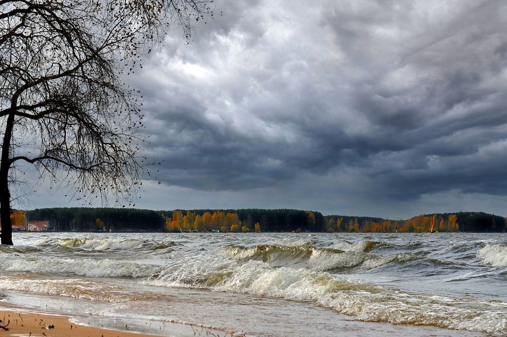 Осень хмурится, море сердится ...