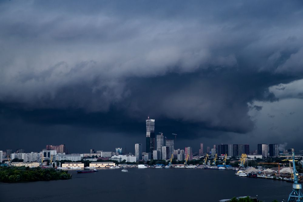 Буря, скоро грянет буря.