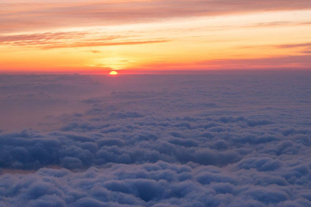 Рассвет над облаками