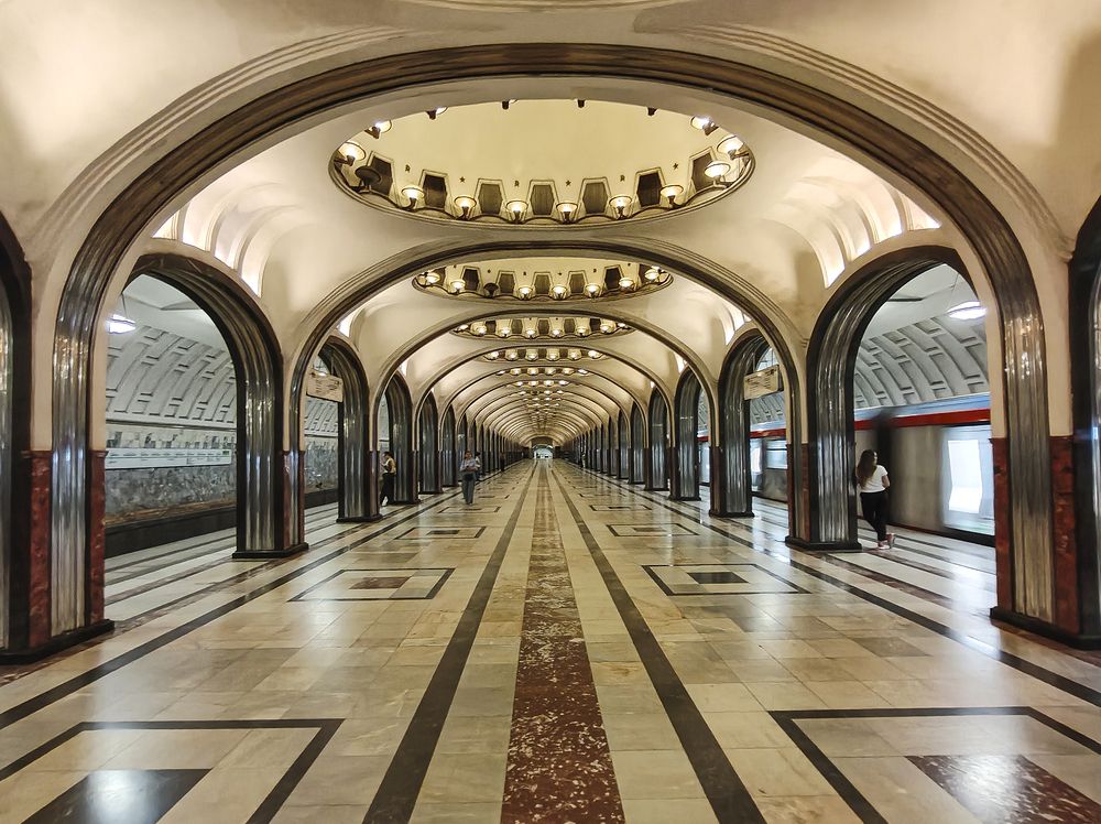 Станция метро Маяковская в Москве.