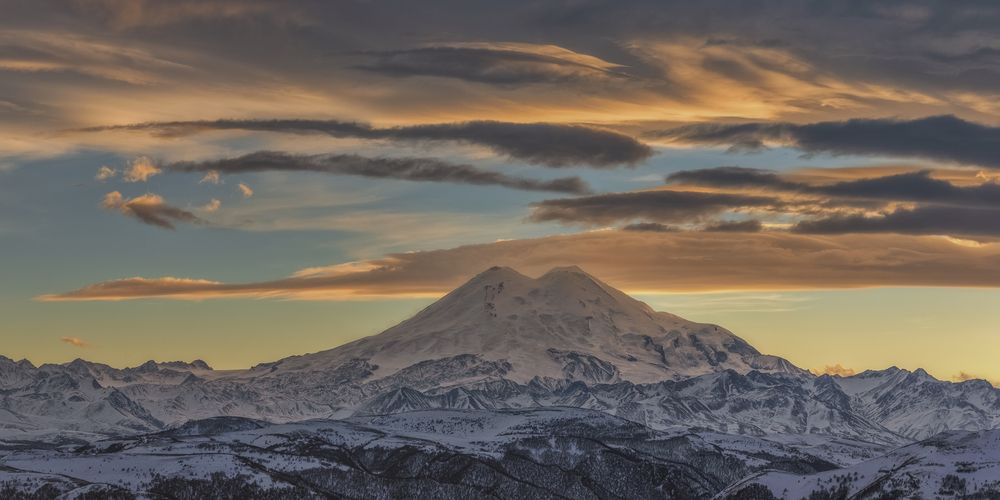 В объятии заката