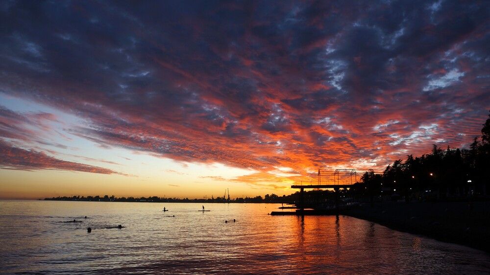 Облака с закатом над водой