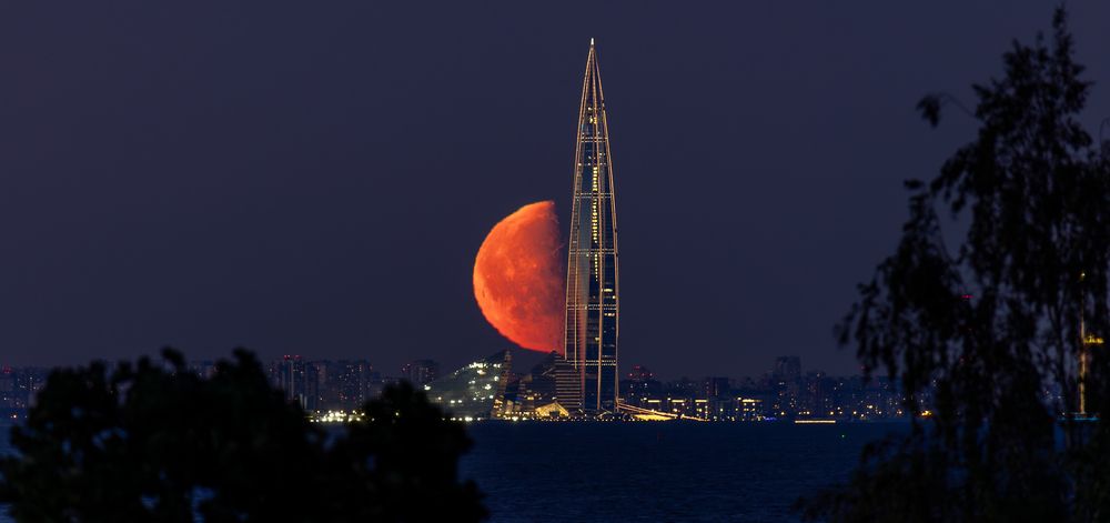 Луна и Лахта Центр