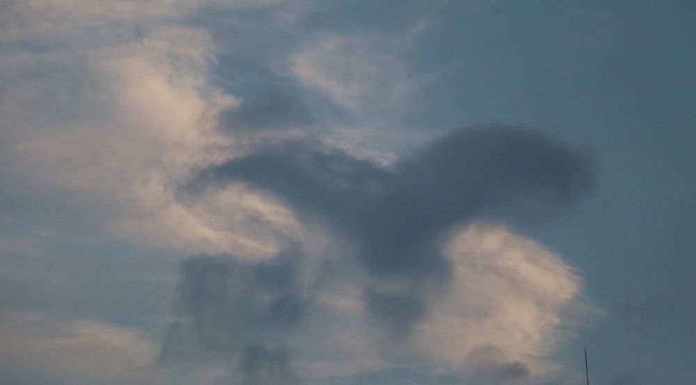 En el cielo.