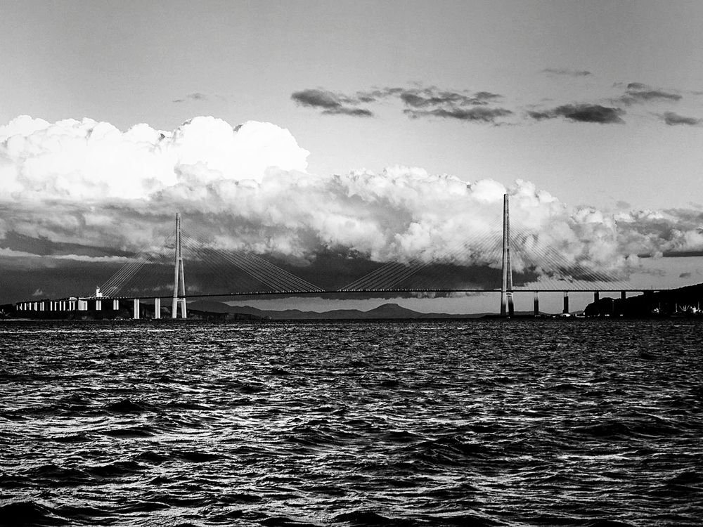 Туча над мостом.