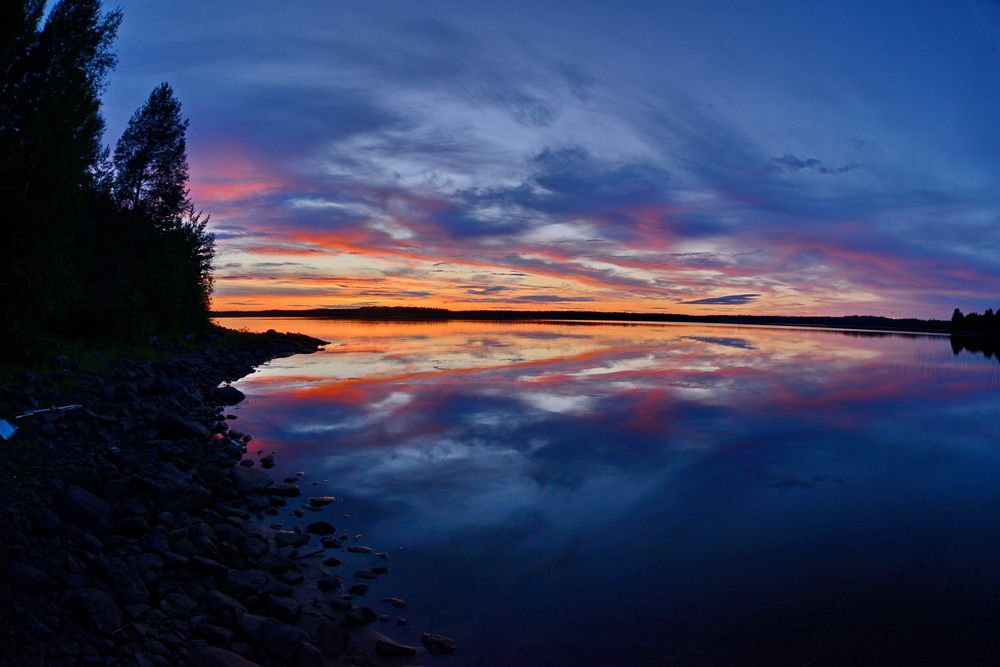 Облака купаются в реке