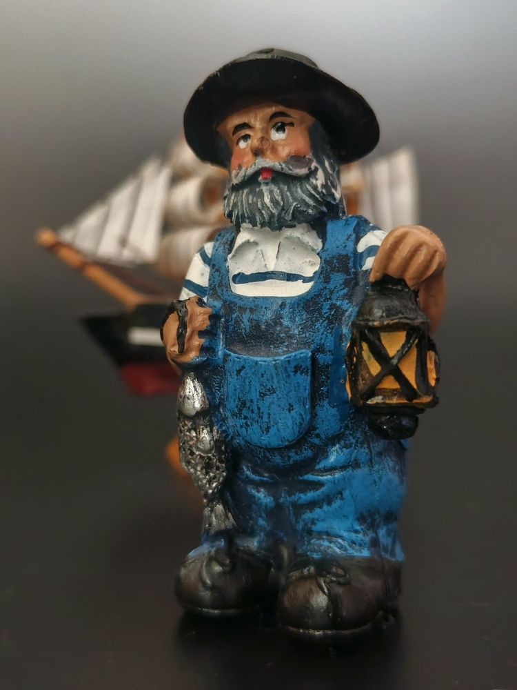 С рыбой и фонарем.