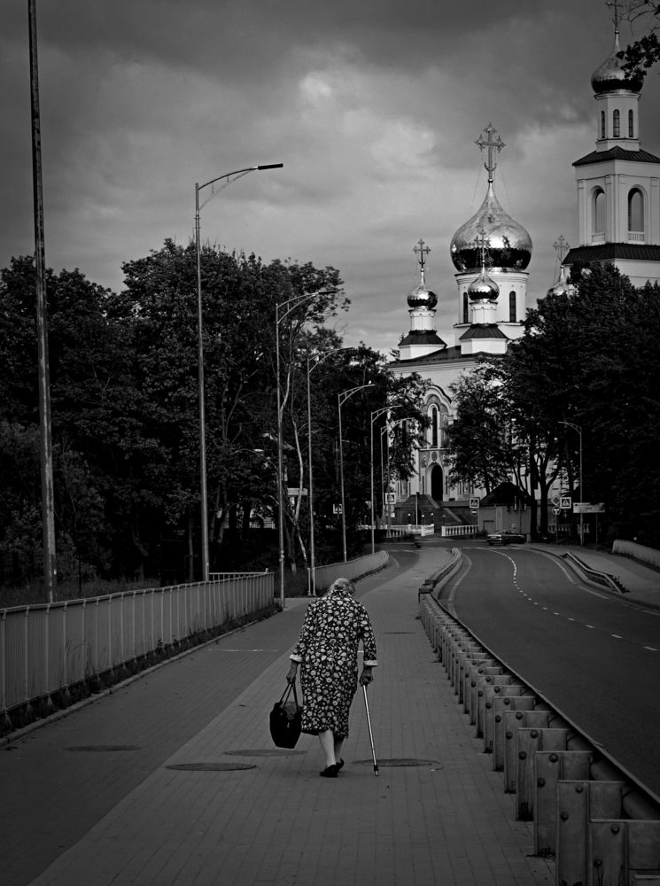 The deserted road to the temple