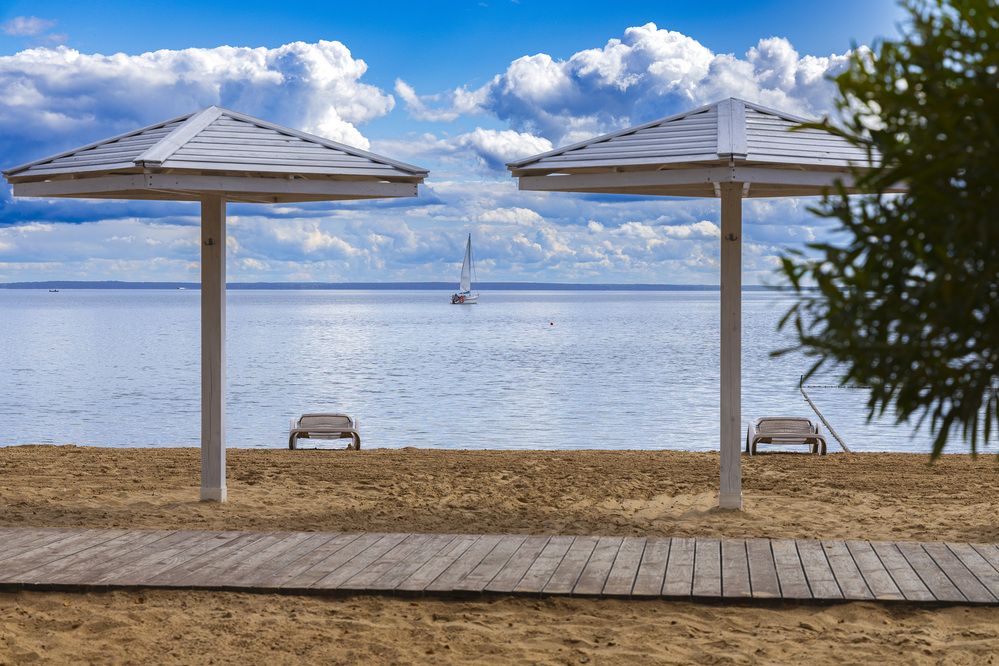 Белеет мой парус такой одинокий...