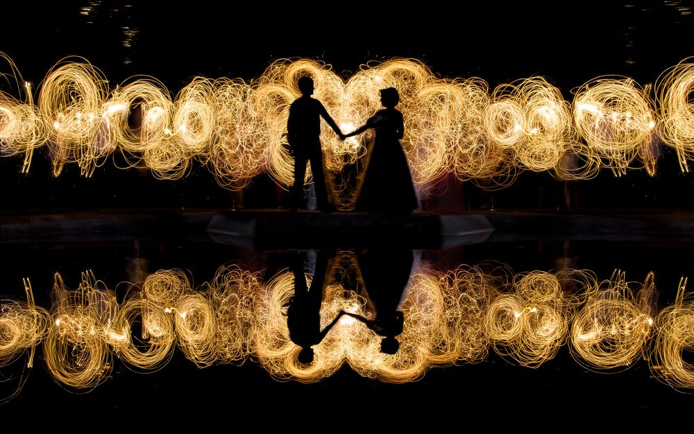 на берегу бассейна Молодожены!