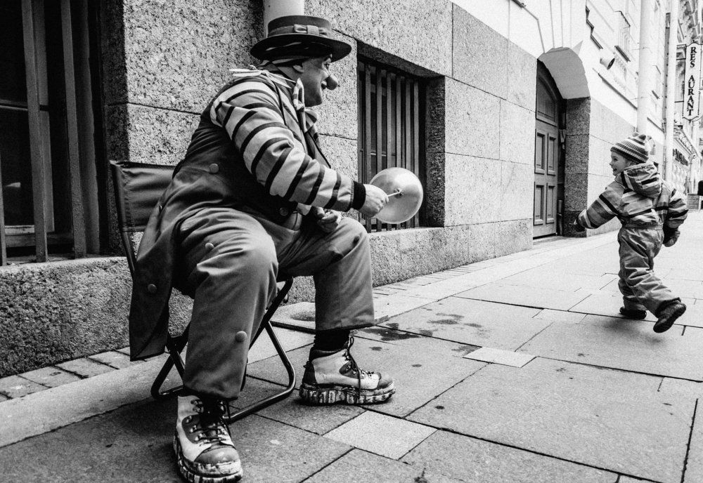 старый клоун с ребенком