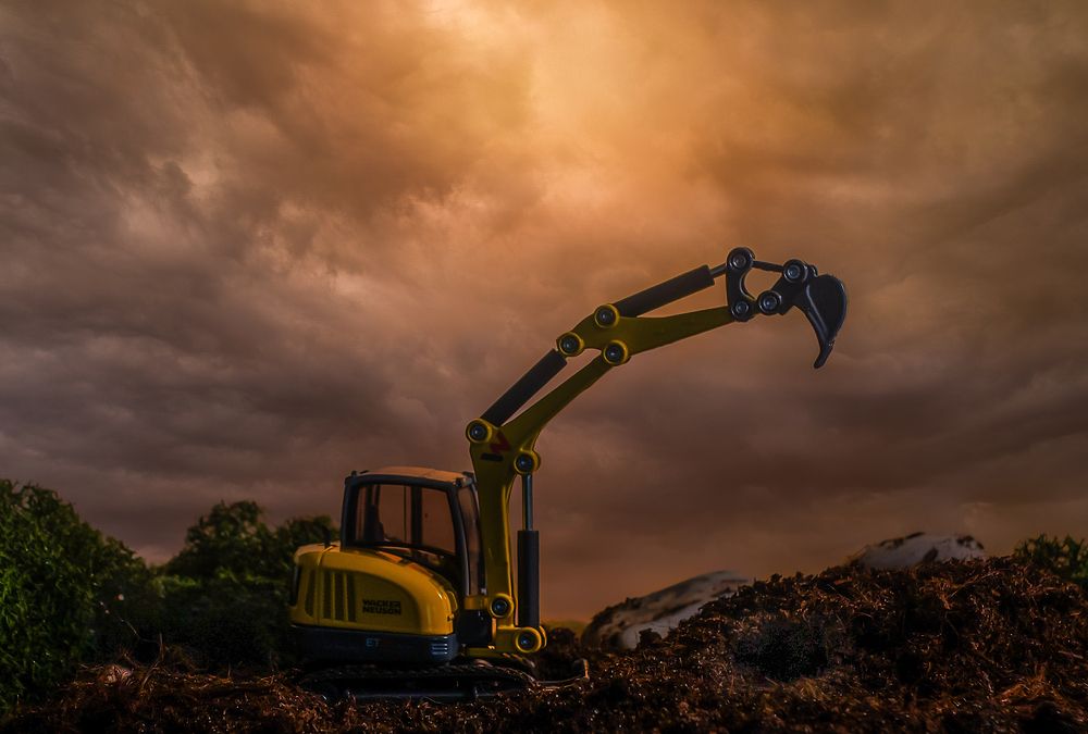 Тучи над той-экскаватором