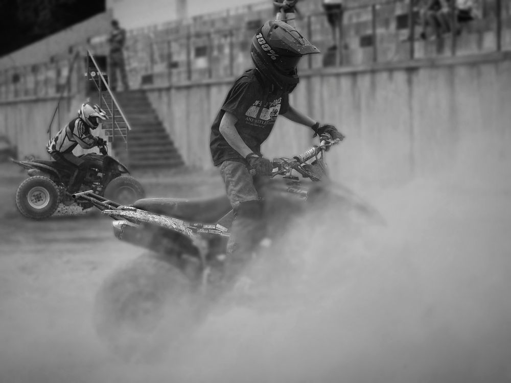 На крутых поворотах.