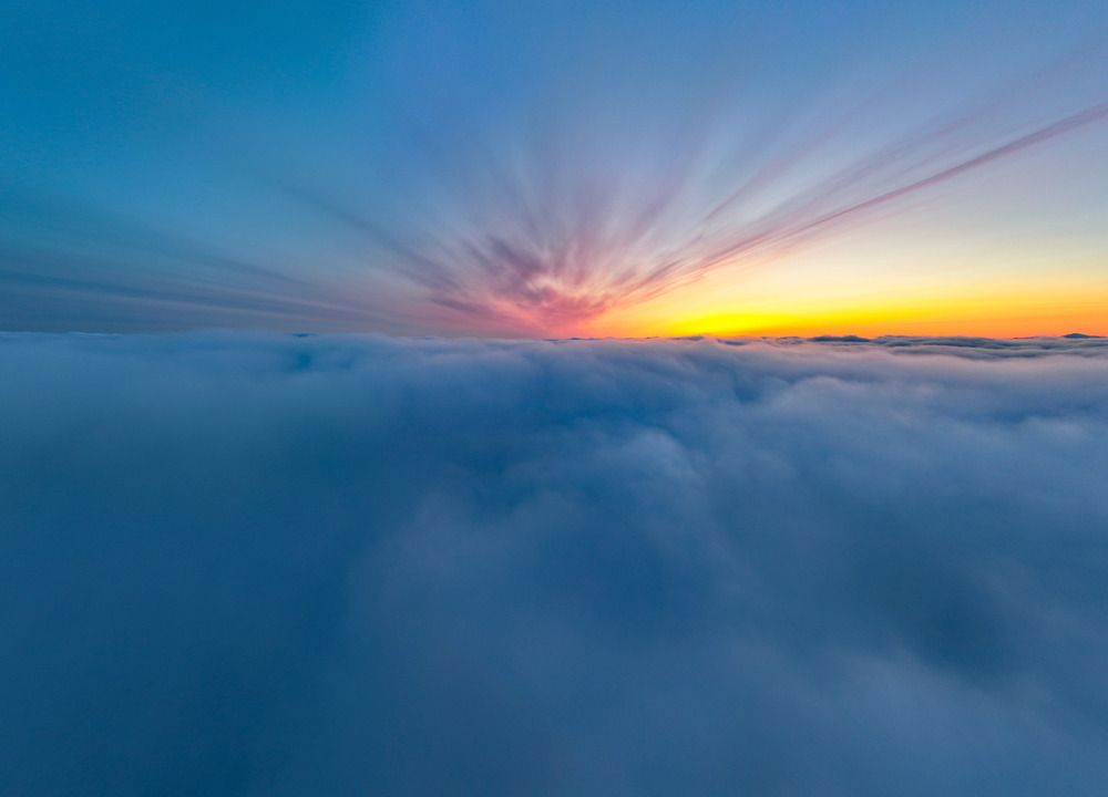 Облака в компании заката