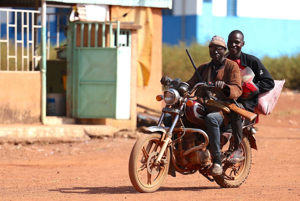 Охотники из маленькой деревни в Кот д’Ивуаре