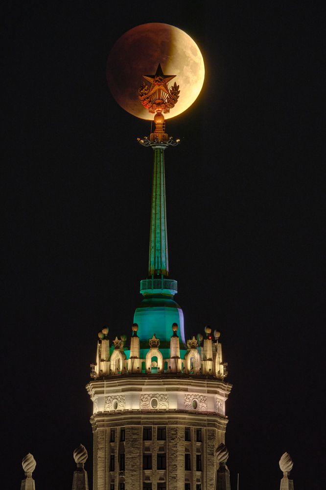 Москва. Лунное затмение и высотка на Котельнической.