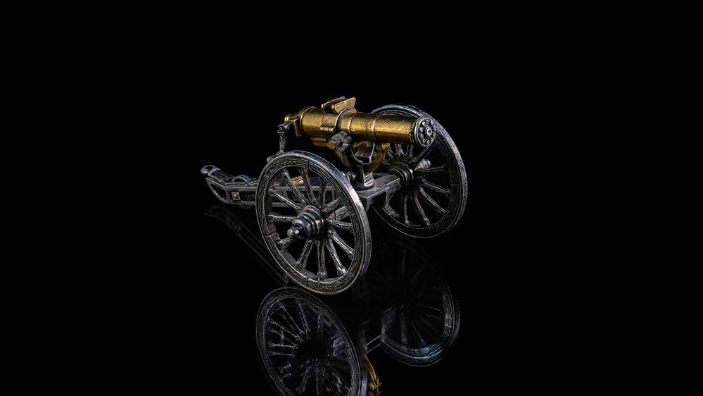 Старинная пушка в миниатюре