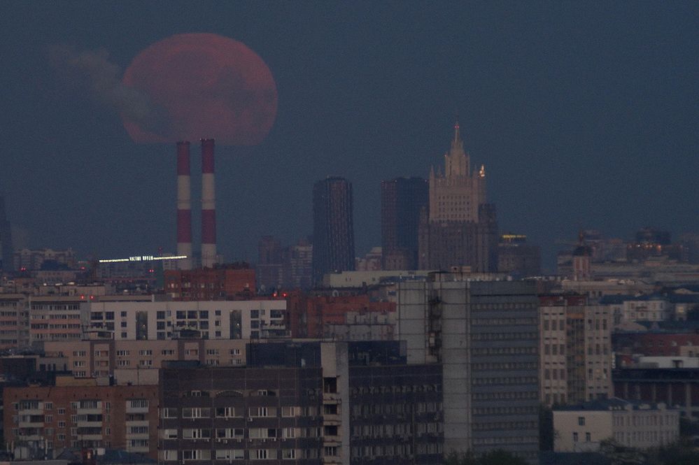Заход луны над Москвой