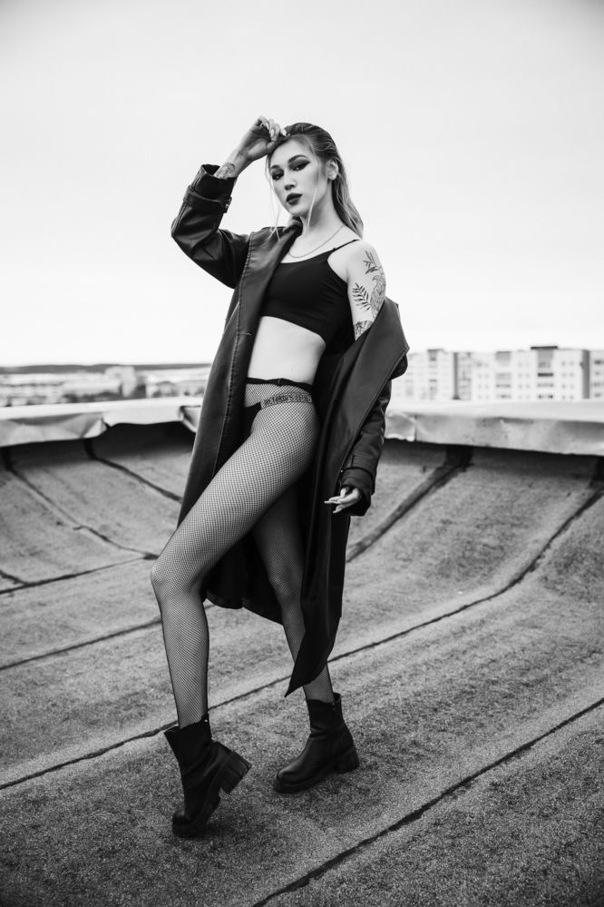 Девушка на крыше