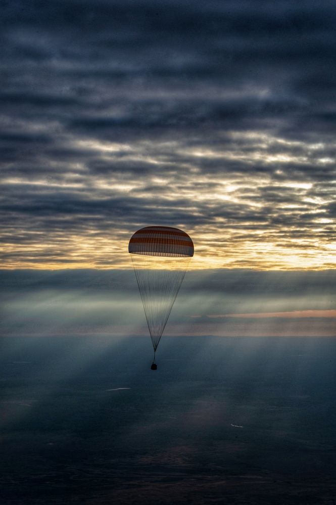 Парит в облаках