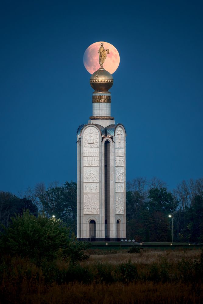 Восход красной Луны перед затмением