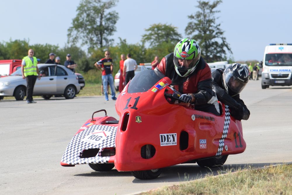 Two-seater motorcycle race