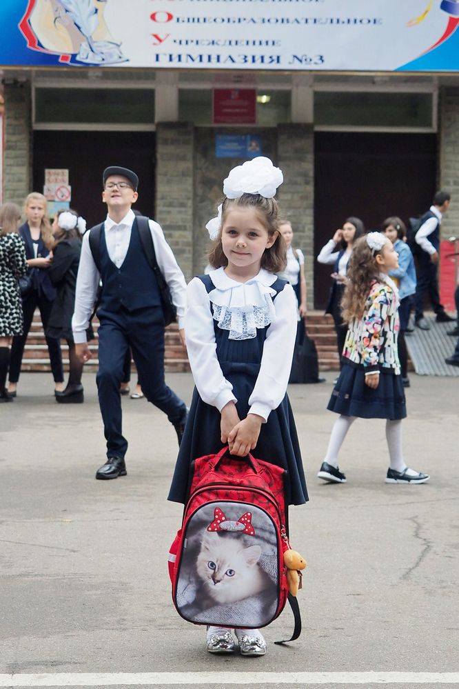 Кто куда а я в школу!