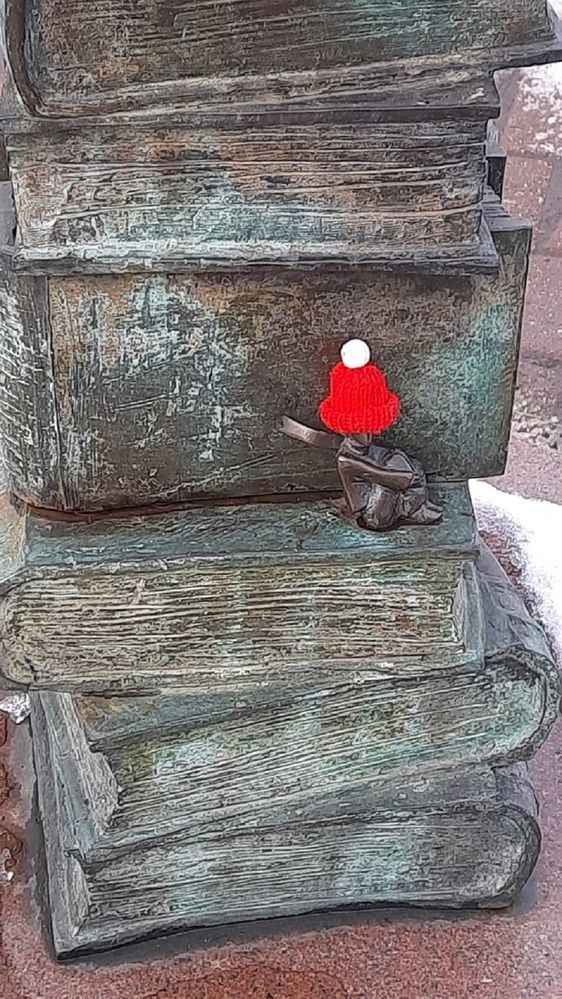 Красная шапочка. Памятник маленькому принцу в универе