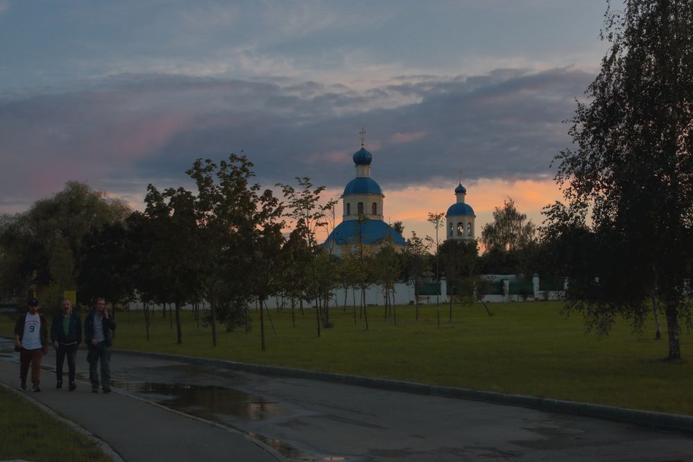 Храм святых первоверховных апостолов Петра и Павла в Ясеневе на закате