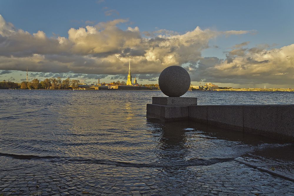 Ежегодная и привычная стихия Петербурга.