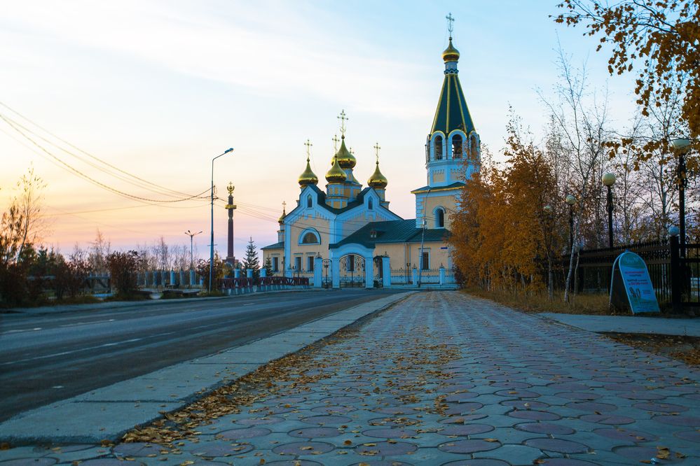 Рассвет у церкви.