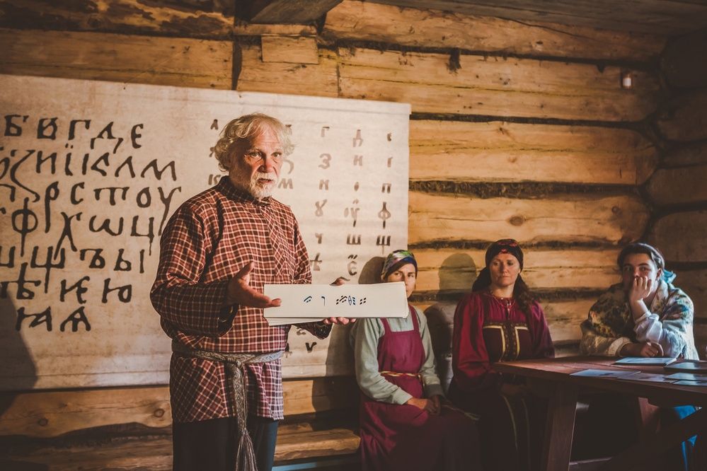 Играем в древнерусскую школу