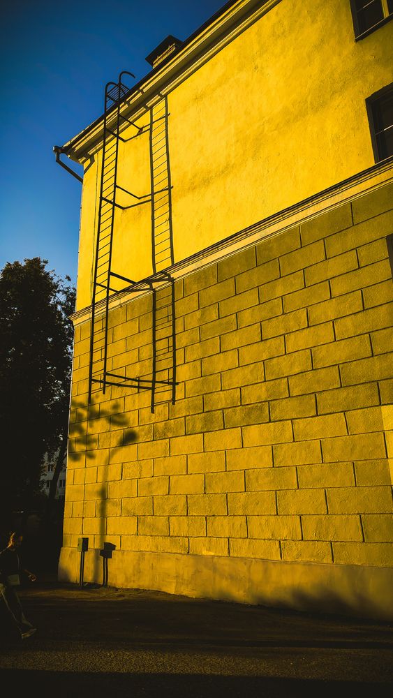 Дом с лестницей