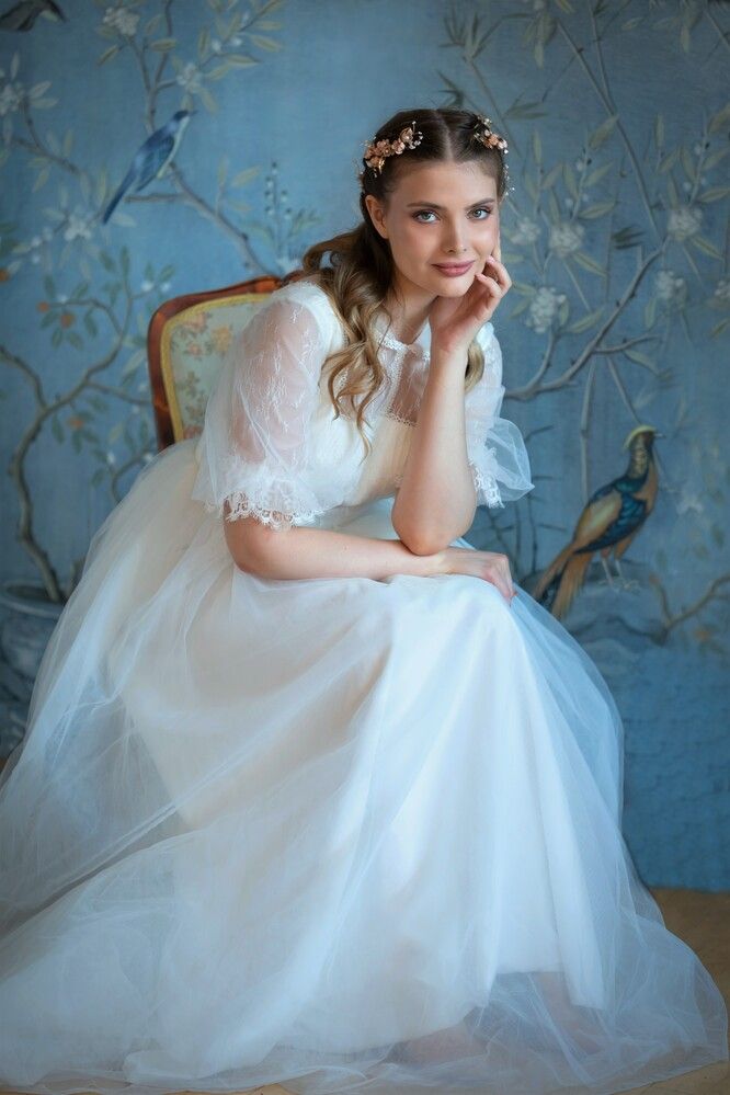 Портрет невесты на голубом фоне