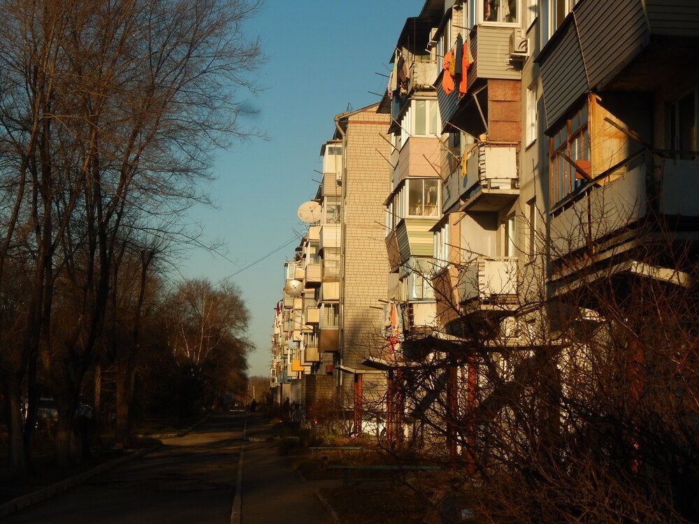 Балконы и подъезды.