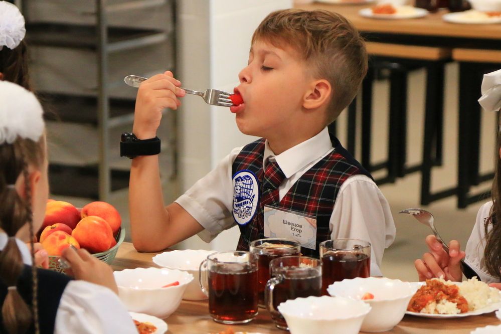 Первый школьный обед.