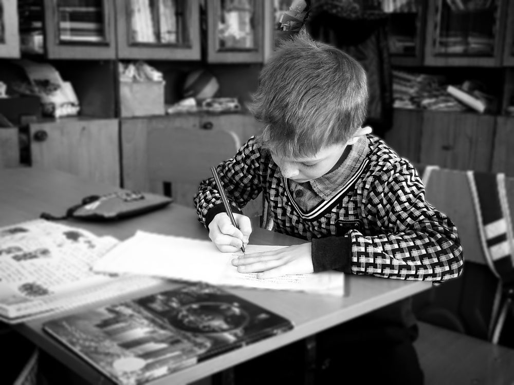 На последней парте.