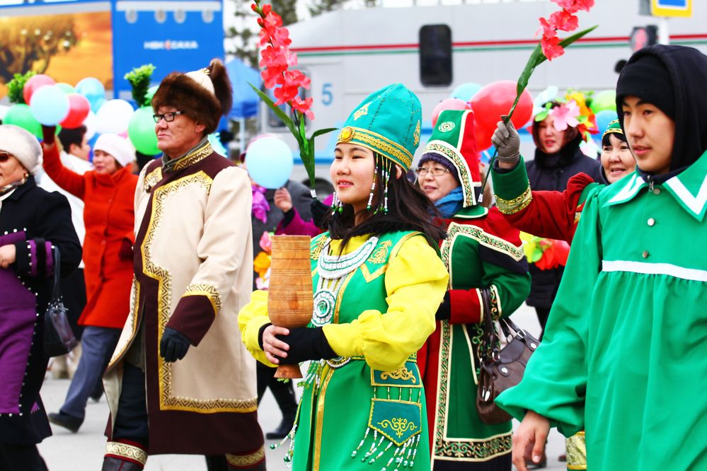 Девушка с чороном.