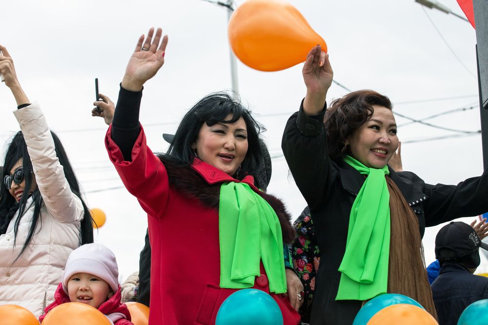 Девушки приветствуют участников парада.