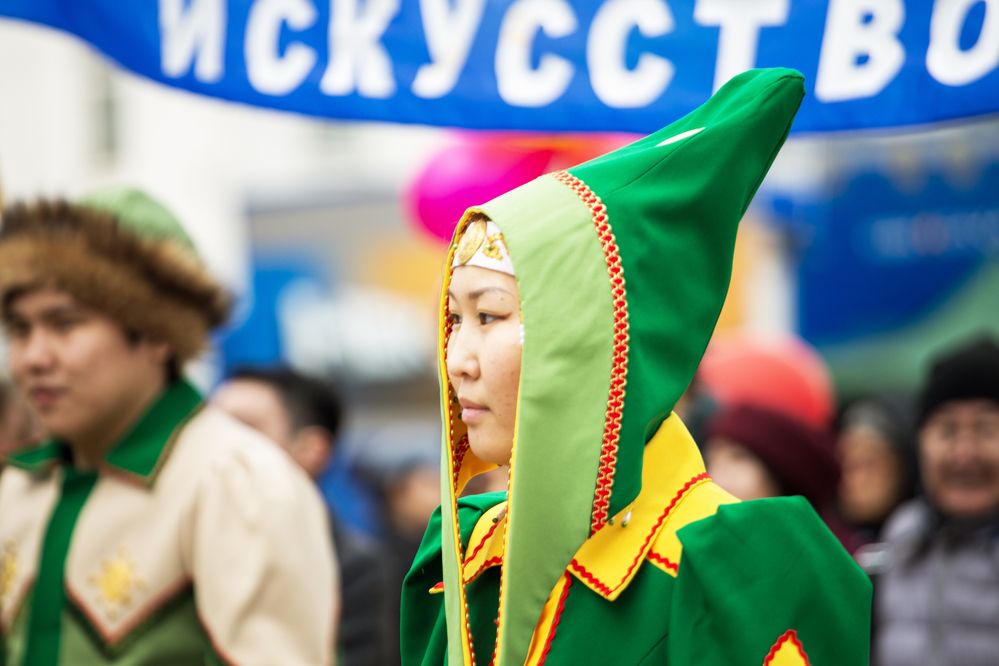 Девушка в национальном комтюме.