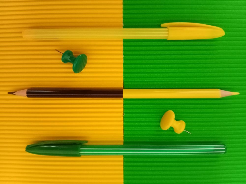 Две ручки, карандаш и иглы.