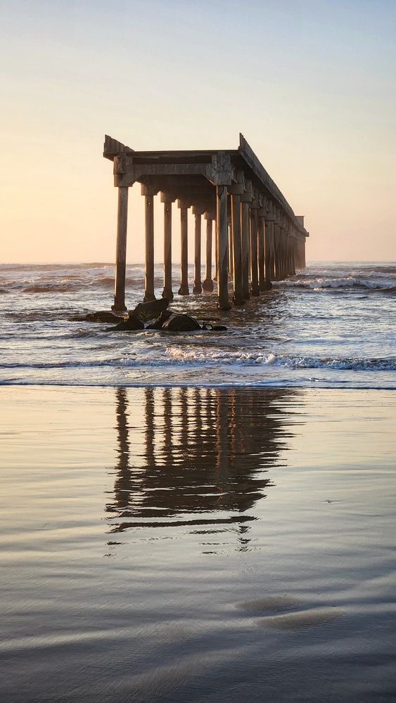 Amanhecer na plataforma em ruínas
