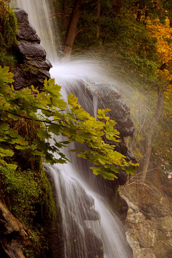 Осенний водопад Трузеталь в Германии.