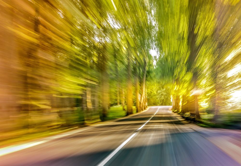 Ceļojums starp gaismu un dzeltenzaļo nokrāsu