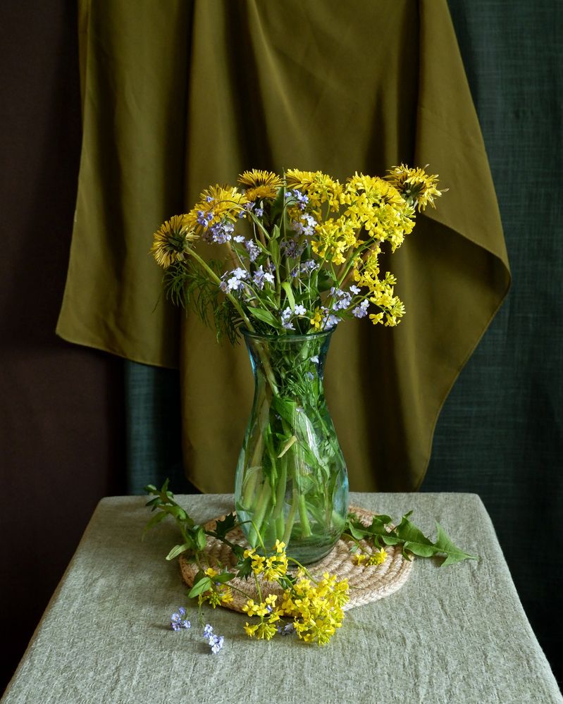 Натюрморт с полевыми цветами.