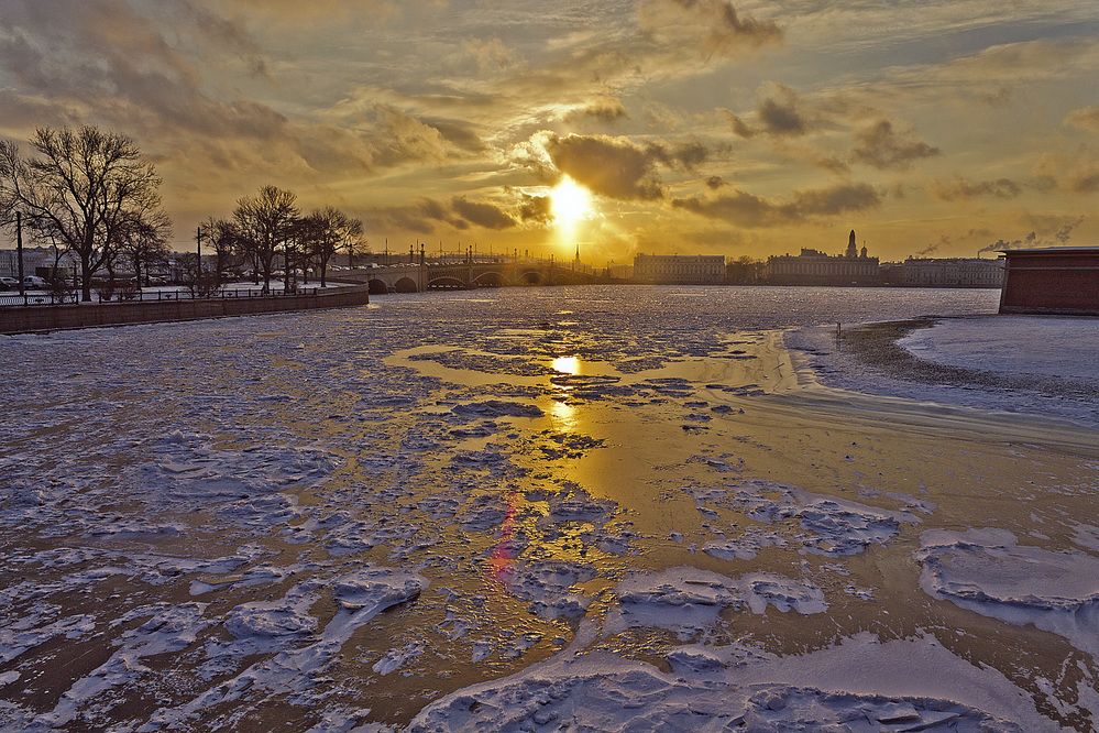 В час когда солнце встает над Невой.