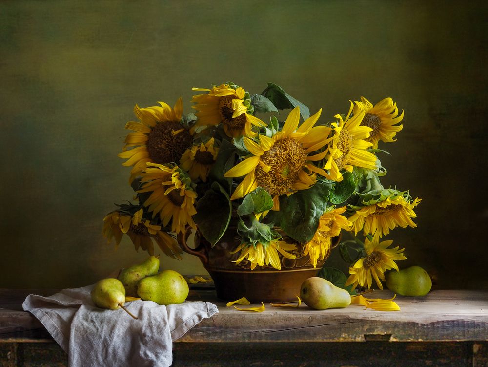 Натюрморт с подсолнухами и грушами