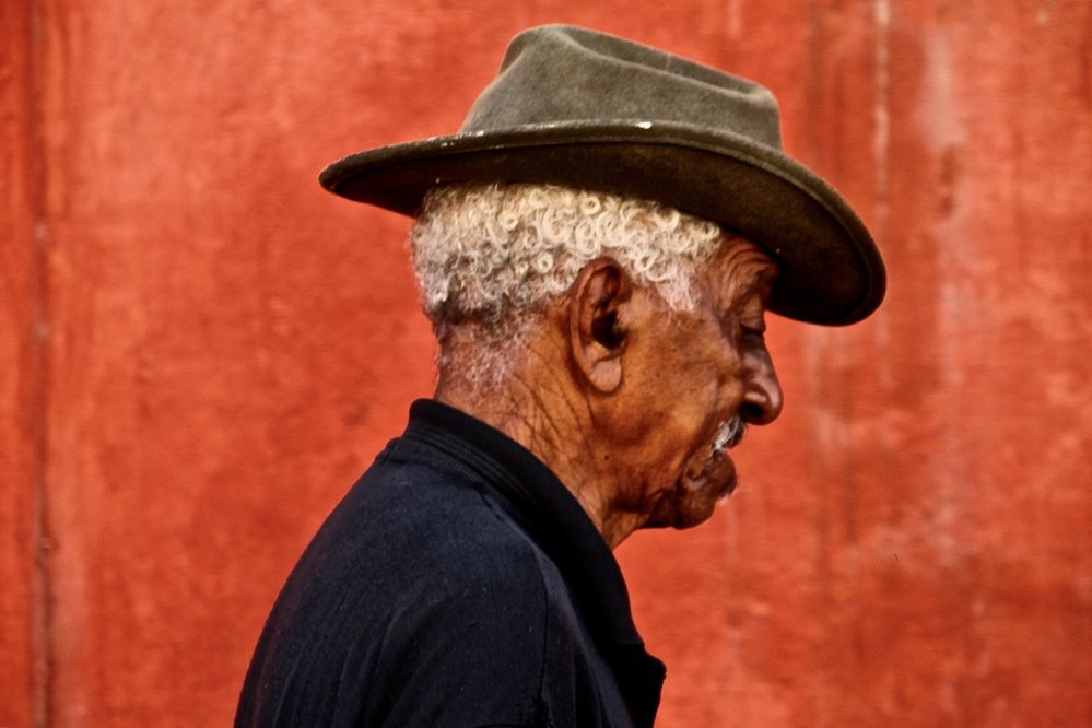 Прохожий в профиль и в шляпе