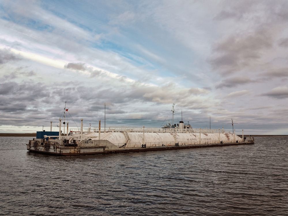 танкер и небо