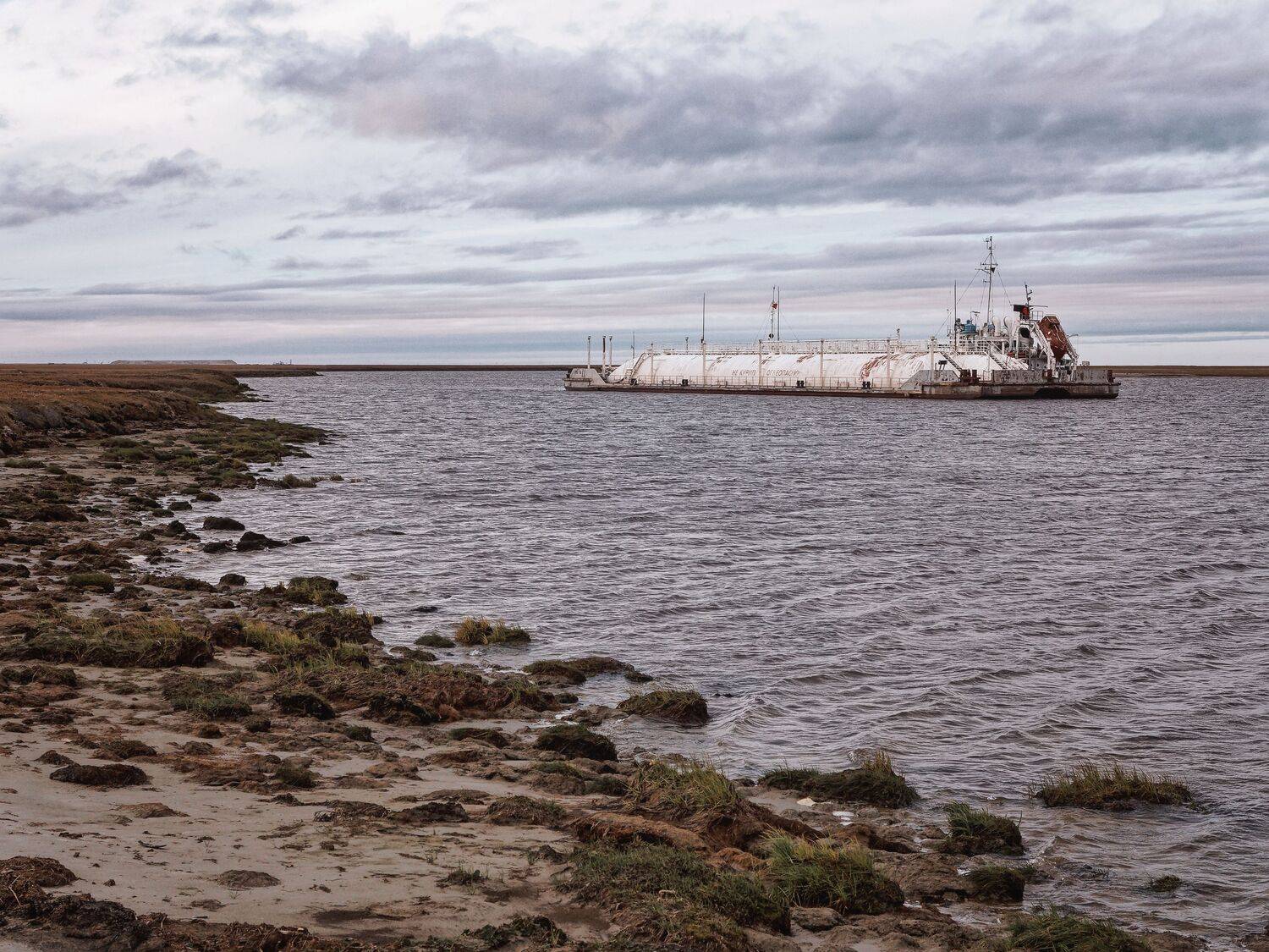 Берег и танкер